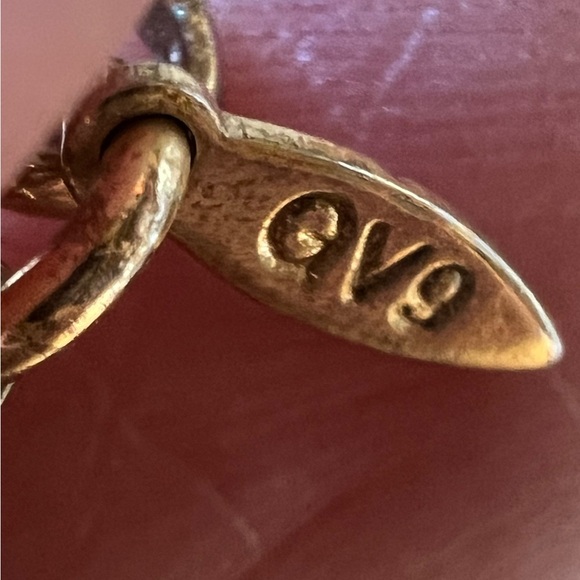 Vintage GV9 Gold
Just the necklace - Picture 3 of 8